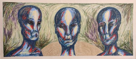 Tre abstrakta ansikten med blått och rött, framför en grön bakgrund.