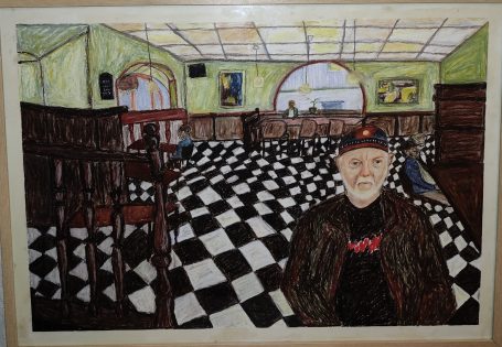 Ritning av en man i en bar med rutigt golv och ljusa väggar.